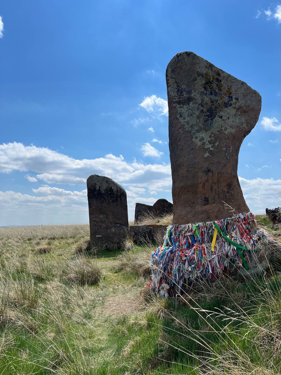 Менгиры Салбыкского кургана в Долине Царей